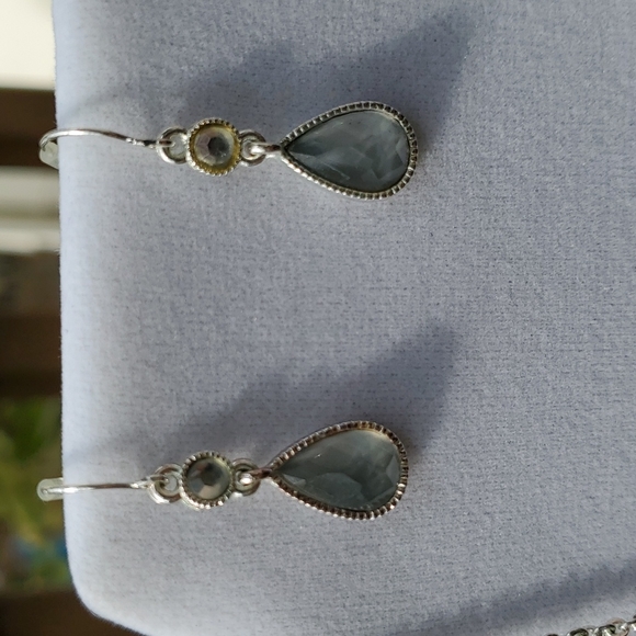 Vintage Avon Grey and White faceted Y necklace and Earrings set - Picture 3 of 5